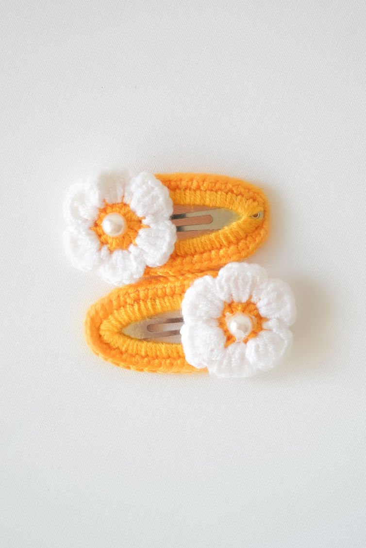 İncili Beyaz Çiçek Örgü Toka