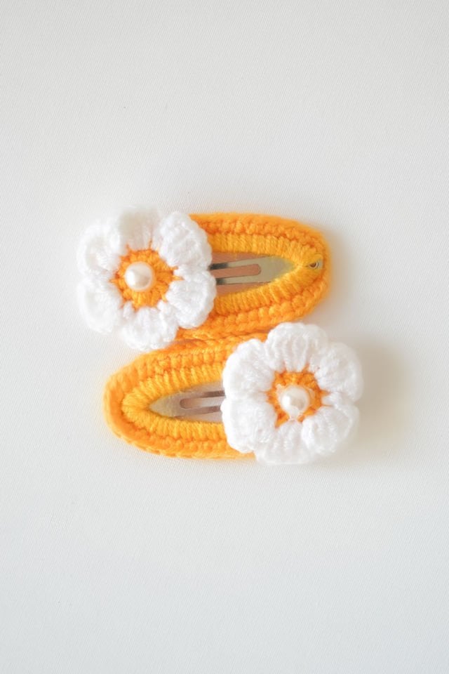 İncili Beyaz Çiçek Örgü Toka