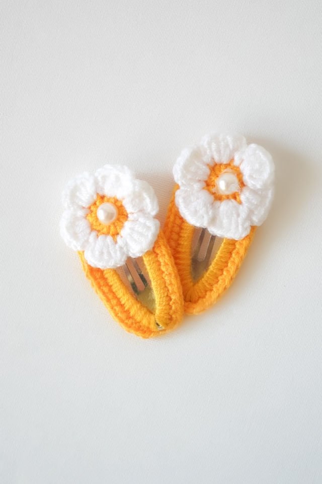 İncili Beyaz Çiçek Örgü Toka